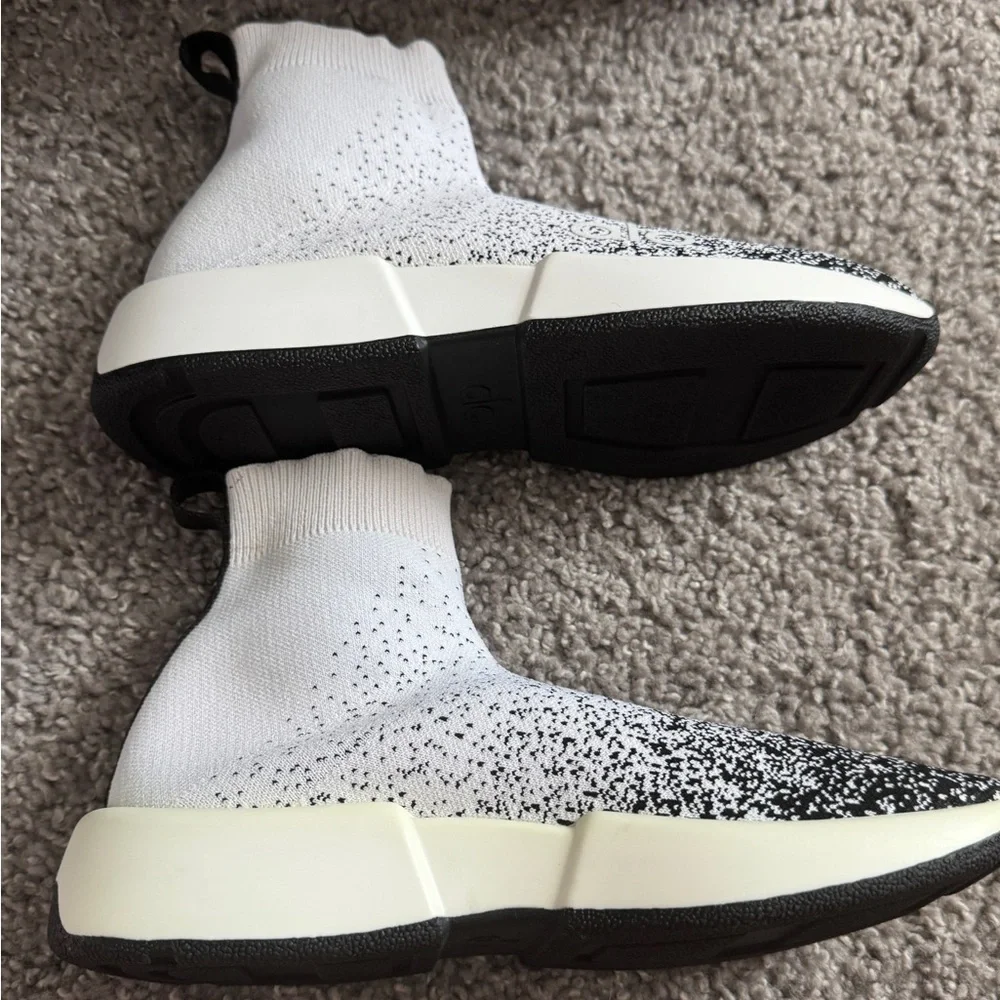 NIB- alo Velocity Knit Sneaker Black and White-7